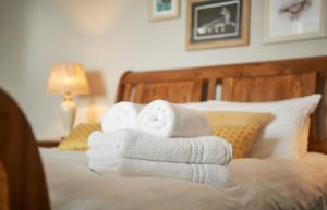 珀肖尔天使酒店的床上的一大堆毛巾