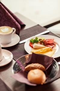 巴特梅根特海姆达斯恰夫梅沃夫酒店的餐桌,盘子,咖啡