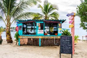 珀拉什奇亚Carol's Cabanas的海滩上的食品摊,上面有标牌