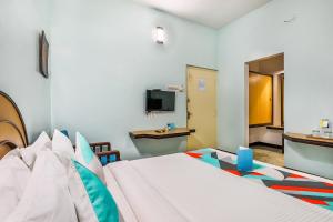 FabExpress Santhi Inn, Promenade Beach客房内的一张或多张床位
