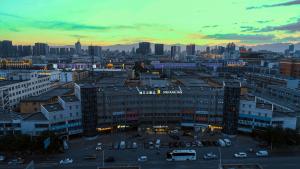 银川锦江之星品尚银川清和南街酒店的日落时分城市景观与建筑