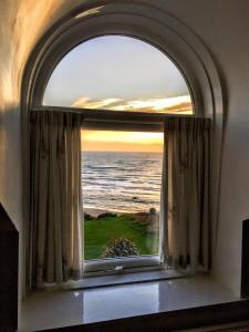 锡斯凯尔Westcliff的享有海景的拱形窗户