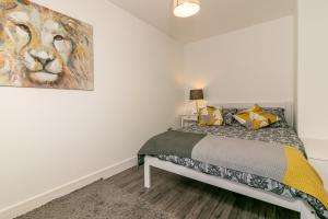 莱奇沃思Denby Lodge的一间卧室配有一张壁画床