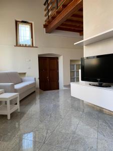 沃尔塔曼托瓦纳Il Vicoletto holiday house的一间带电视和沙发的客厅