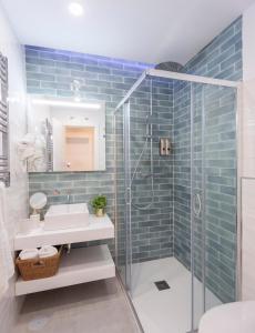 马德里MIMA Suites Chueca的一间带玻璃淋浴和水槽的浴室