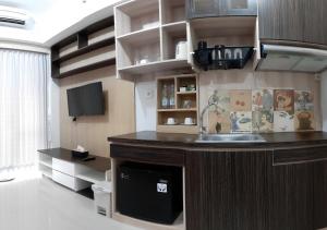 日惹Apartemen Taman Melati Sinduadi 61的一个带柜台和水槽的厨房