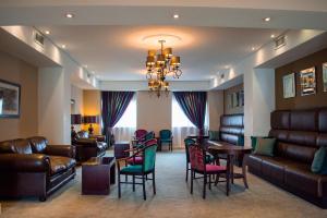 理查兹湾理查兹尊贵酒店的一间带皮革家具的客厅和一间候机室