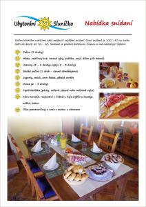 Lomnice nad Lužnicí阳光公寓的网页上有一个装满食物的桌子