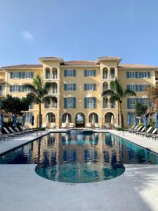格雷斯湾Villa Renaissance的一座大型建筑,前面设有一个大型游泳池