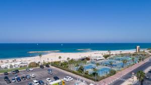 荷兹利亚海洋高地套房公寓式酒店的享有海滩和停车场的空中景致