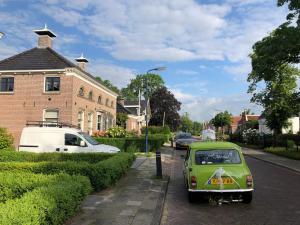 EastereinElfstedenstate Friesland的停在街道边的绿色汽车