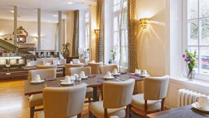 汉堡彼斯麦克公爵酒店的一间带长桌和椅子的用餐室