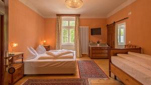 布拉伊埃斯布拉伊埃斯湖泊酒店的一间卧室设有两张床和盥洗盆