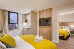 诺丁汉Dwell City Living的酒店客房设有两张床和电视。