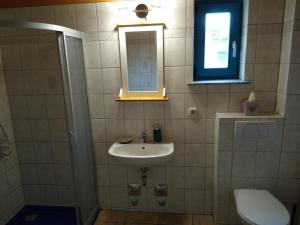 巴特Maisonettewohnung auf 2 Etagen mit zwei Balkonen的一间带水槽、镜子和卫生间的浴室