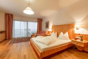 阿皮亚诺苏拉斯特拉达斯坦奈格酒店的一间卧室配有一张大床和一张沙发