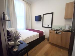 伦敦皇家楚兰海德公园酒店的酒店客房配有床、桌子和镜子