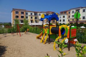 索佐波尔Lily Beach Resort的一个带游戏设备的沙地游乐场