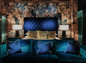 埃格姆Great Fosters - Near Windsor的卧室内的蓝色沙发,配有床