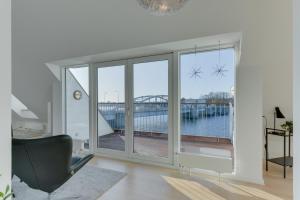 森讷堡Harbour Penthouse的客厅设有可欣赏桥梁美景的窗户