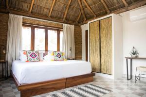 圣法兰西斯克PAL.MAR Hotel Tropical的卧室设有白色大床和窗户。