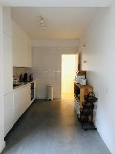 Apartamento espaçoso e confortável no centro do Montijo的厨房或小厨房