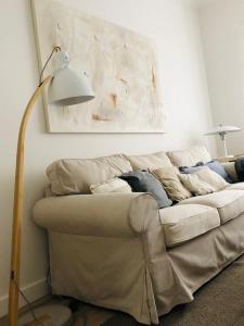 蒙蒂茹Apartamento espaçoso e confortável no centro do Montijo的客厅配有带枕头的沙发。