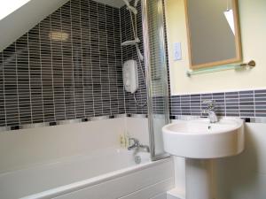 海伯敦桥克罗夫特米尔酒店的浴室配有盥洗盆、卫生间和浴缸。