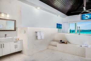 普罗维登西亚莱斯岛SulMare at Taylor Bay Luxury villas的白色的浴室设有浴缸和水槽。