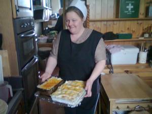 唐克斯特Ms McCreadys Guest House的一位女人在厨房里拿着糕点盘