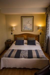 圣地亚哥Alessandria Apart - Coronel Pereira的一间卧室配有一张带蓝色枕头的大床