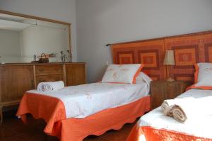 艾利翁Casa Luna Lunera的一间卧室配有两张床和镜子