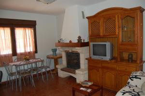 艾利翁Casa Luna Lunera的一间带电视和壁炉的客厅