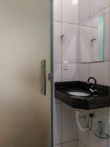 戈亚斯州上帕莱索KITNET'S DA DENI的一间带水槽和镜子的浴室