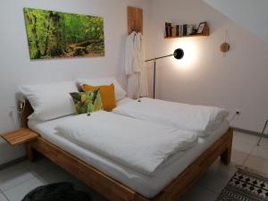 特里尔Ferienwohnung Grete的一张带白色床单的睡床