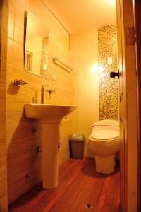 阿雷基帕太阳坦博旅馆的一间带水槽和卫生间的浴室
