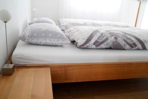 SagognWohnen wie Zuhause的一张带白色床单和枕头的床