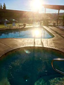 奇兰山景旅舍的游泳池,享有阳光背景