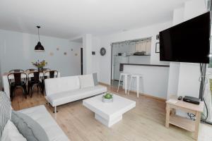 乌斯怀亚Ushuaia Homes Martial Apartments的客厅配有白色的沙发和桌子
