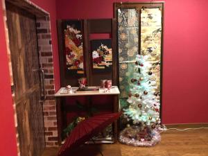 熊本HappyCloset&WasamonHostel的角落里有一棵圣诞树的房间