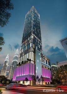 吉隆坡Tropicana The Residences KLCC by Vale Pine的城市中一座高大的建筑,外墙紫色