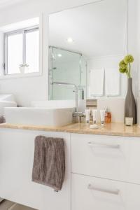 布里斯班Immaculate Apartment close to Brisbane City and Airport的白色的浴室设有水槽和镜子