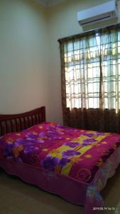Farah Banglo Homestay Kemasik客房内的一张或多张床位