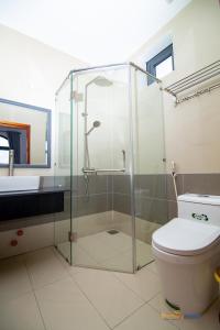 昆岛Côn Sơn Victory Hotel的带淋浴、卫生间和盥洗盆的浴室