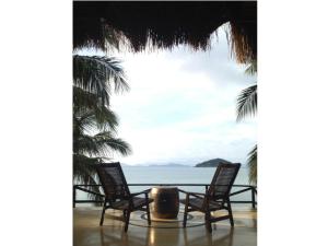 麦岛科马克塞瓦纳沙滩度假酒店的桌椅,享有海景