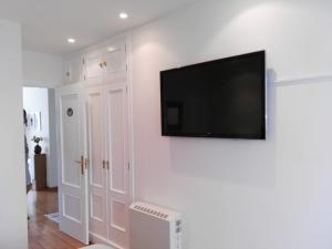 里瓦德奥Apartamento Plaza de España的客厅设有壁挂式平面电视。