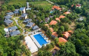富国Elwood Premier Resort Phu Quoc的享有带游泳池的房屋的空中景致