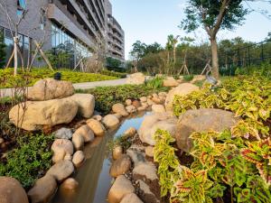龙潭名人堂花园大饭店的一座拥有岩石和溪流的花园