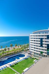安塔利亚拜尔罗港水疗度假酒店的享有酒店和海洋的空中景致
