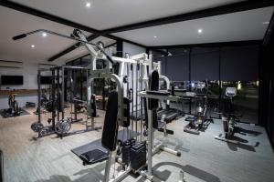 亚兰旁特拉维罗酒店 的一间健身房,里面有很多设备